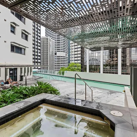 Urban Skyline 2-bed With Pool & Gym Access *