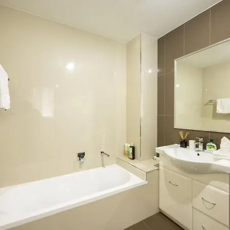 3bd Townhouse Close To Shops And Transport With Carpark
