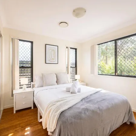 3bd Townhouse Close To Shops And Transport With Carpark