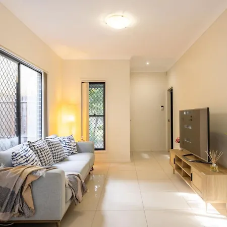 3bd Townhouse Close To Shops And Transport With Carpark Holiday home