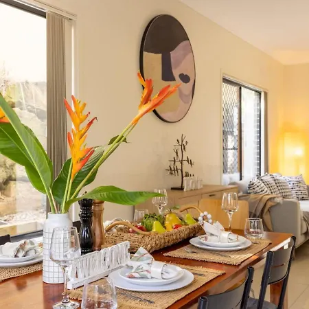 3bd Townhouse Close To Shops And Transport With Carpark Holiday home *