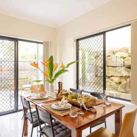 3bd Townhouse Close To Shops And Transport With Carpark *