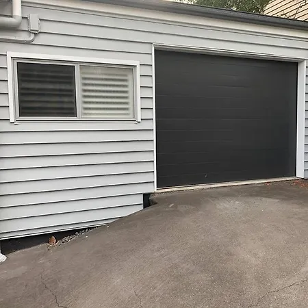 Large And Stylish Townhouse In Chic Area *