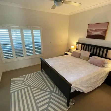 Large And Stylish Townhouse In Chic Area Apartment