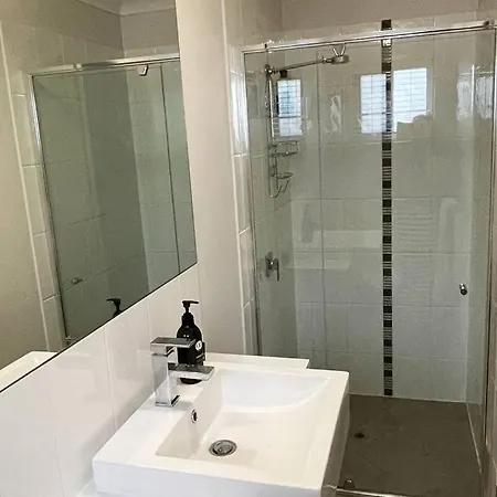 Large And Stylish Townhouse In Chic Area *