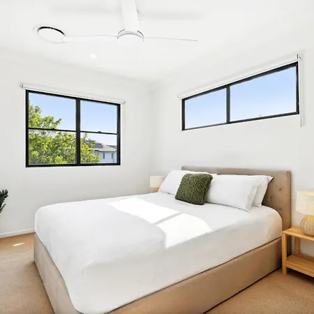 Stunning 3-bed 3-bath By Hawthorne Park Holiday home *