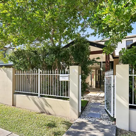 Stunning 3-bed 3-bath By Hawthorne Park Holiday home Brisbane