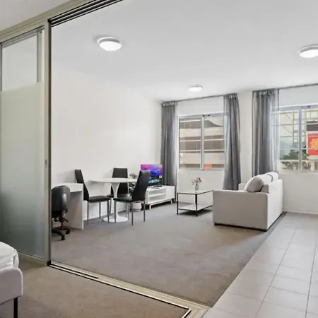 The Capitol - Prime Location Compact Studio With Pool & Off-site Parking *