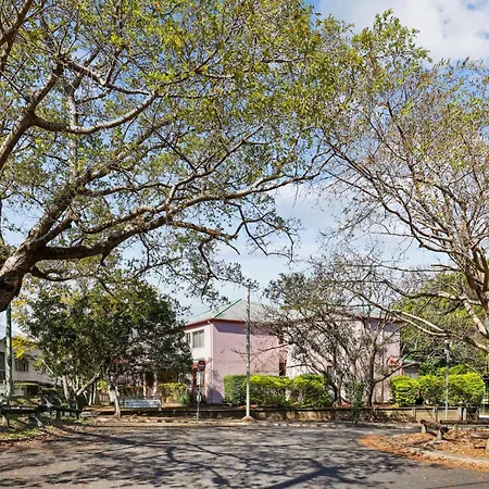 Comfy Near Gabba With Secure Parking Apartment