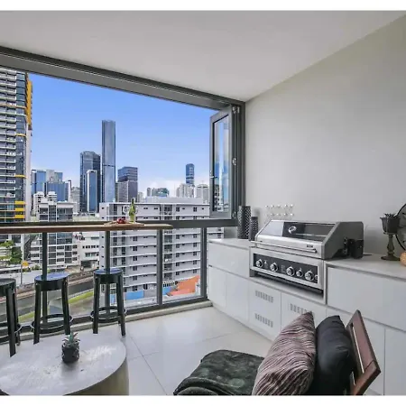Sunny 1b In Heart Of South Bris! Apartment