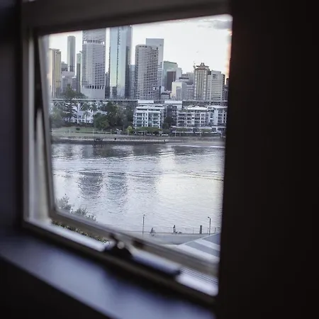 New Farm Riverfront Apartment