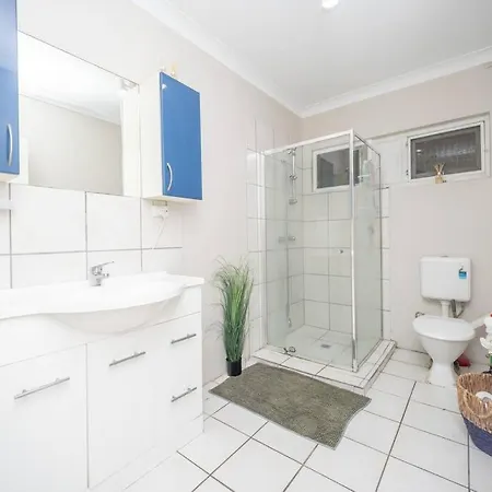 Apartment King Bedroom With Aircon 65' 4k Tv 1l *