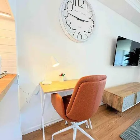Spacious With Pool & Parking