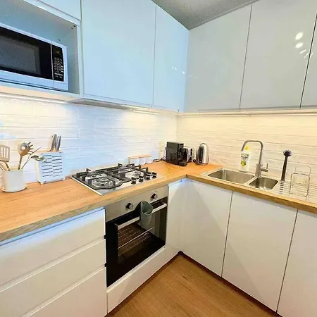 Apartment Spacious With Pool & Parking *