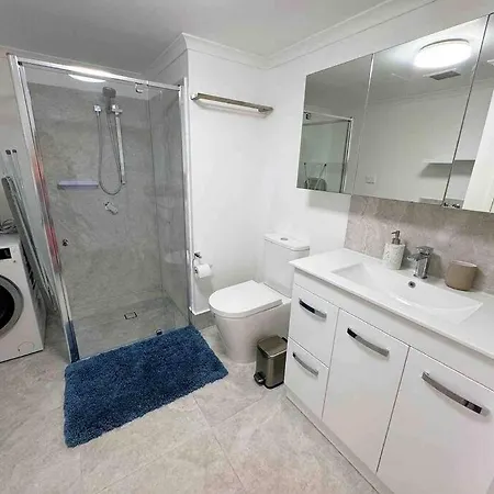 Spacious With Pool & Parking Brisbane