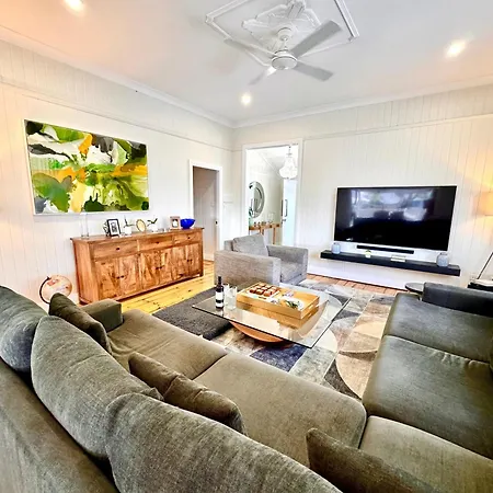 3 Bdrm Queenslander Outdoor Dining Pool & Parking