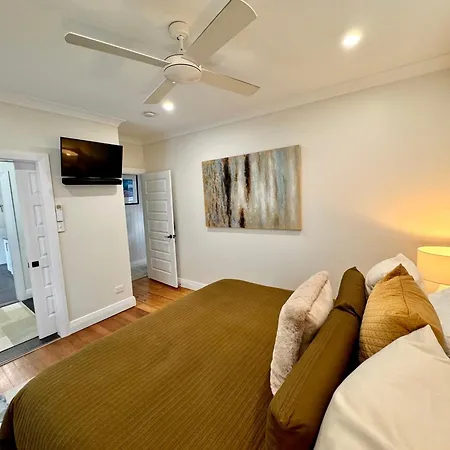 3 Bdrm Queenslander Outdoor Dining Pool & Parking Holiday home *