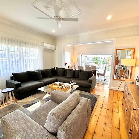 Holiday home 3 Bdrm Queenslander Outdoor Dining Pool & Parking Brisbane