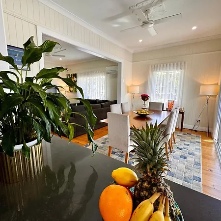Holiday home 3 Bdrm Queenslander Outdoor Dining Pool & Parking Brisbane