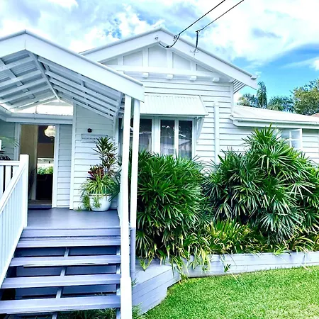 Holiday home 3 Bdrm Queenslander Outdoor Dining Pool & Parking Brisbane