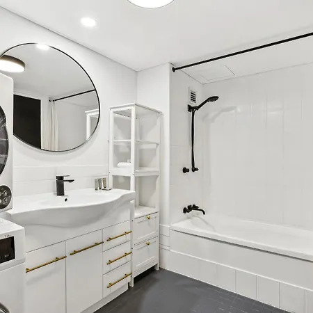 Sleek Cbd 1-bed With Pool Sauna & Alfresco Dining