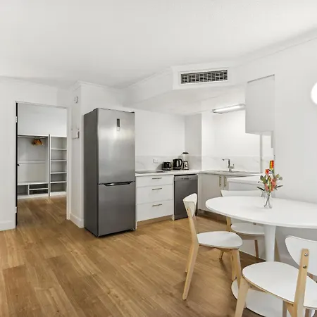 Sleek Cbd 1-bed With Pool Sauna & Alfresco Dining *