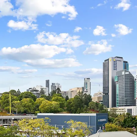 Sleek Cbd 1-bed With Pool Sauna & Alfresco Dining Apartment *