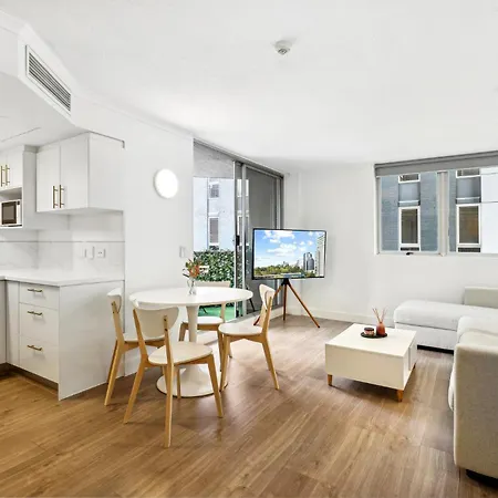 Apartment Sleek Cbd 1-bed With Pool Sauna & Alfresco Dining