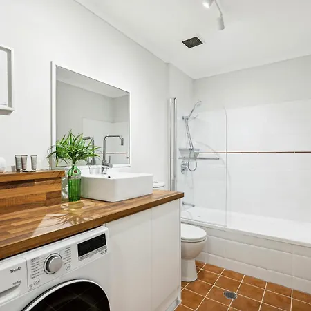 Bright 1-bed With Great Views & Amenities