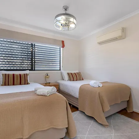 Spacious Renovated Townhouse With Free Parking * Brisbane