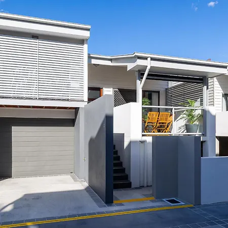 Apartment Spacious Renovated Townhouse With Free Parking