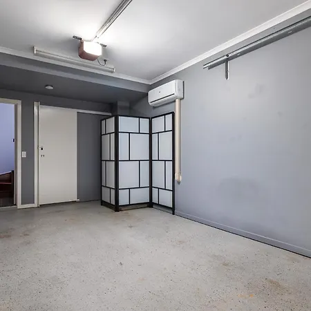 Spacious Renovated Townhouse With Free Parking