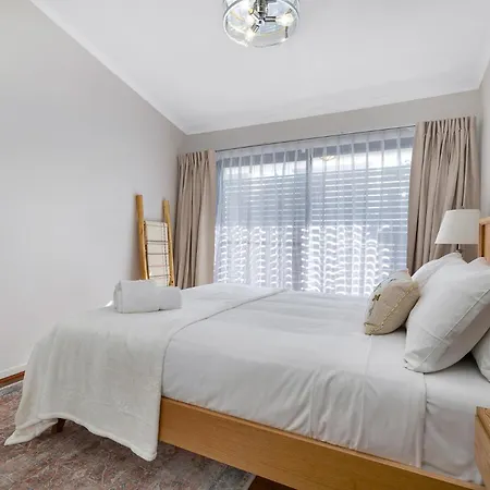 Spacious Renovated Townhouse With Free Parking Apartment *