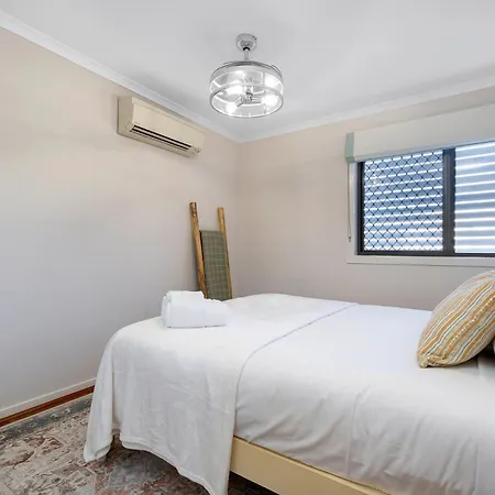Spacious Renovated Townhouse With Free Parking * Brisbane