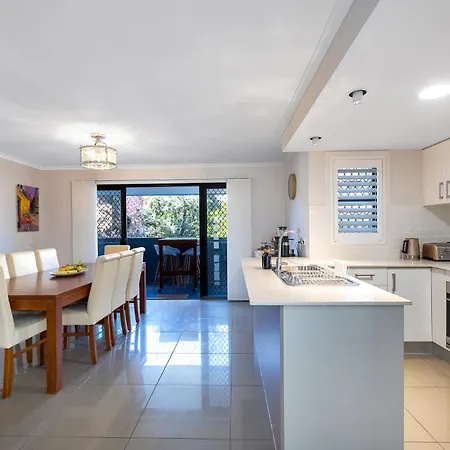 Spacious Renovated Townhouse With Free Parking