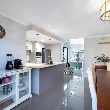 Spacious Renovated Townhouse With Free Parking Apartment *