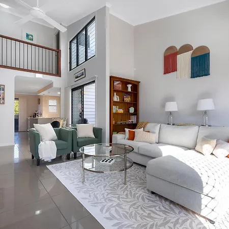 Spacious Renovated Townhouse With Free Parking Apartment Brisbane