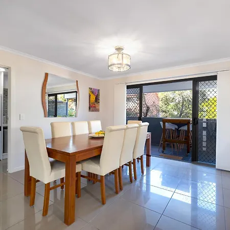 Apartment Spacious Renovated Townhouse With Free Parking