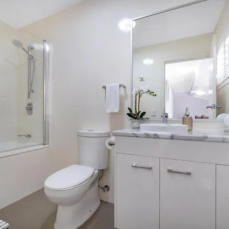 Spacious Renovated Townhouse With Free Parking Apartment Brisbane