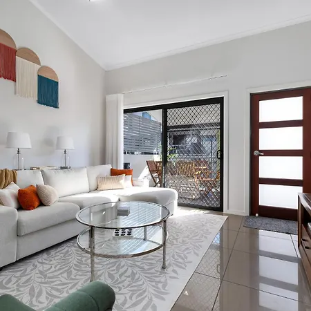 Apartment Spacious Renovated Townhouse With Free Parking