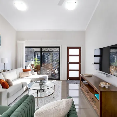 Spacious Renovated Townhouse With Free Parking Apartment *