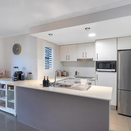 Spacious Renovated Townhouse With Free Parking Brisbane