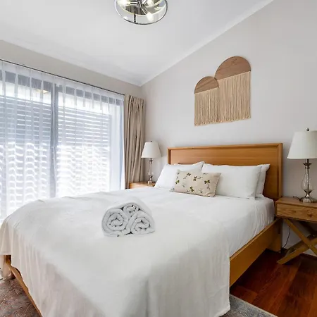 Spacious Renovated Townhouse With Free Parking Apartment