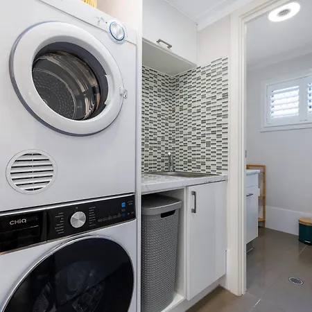 Apartment Spacious Renovated Townhouse With Free Parking