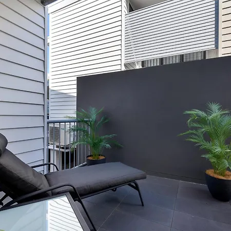Spacious Renovated Townhouse With Free Parking Apartment *