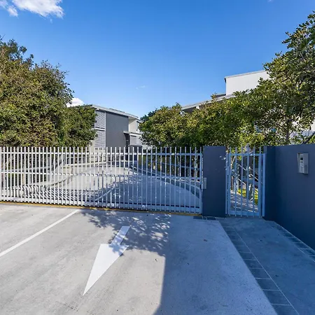 Spacious Renovated Townhouse With Free Parking Brisbane