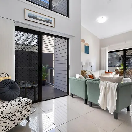 Spacious Renovated Townhouse With Free Parking Brisbane
