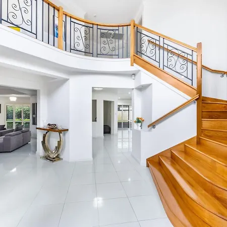 Spacious Comfy 5 Bedroom Near Sunnybank Holiday home *