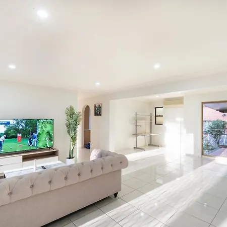 Bright Sunnybank Getaway - 4br 2ba