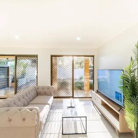 Bright Sunnybank Getaway - 4br 2ba